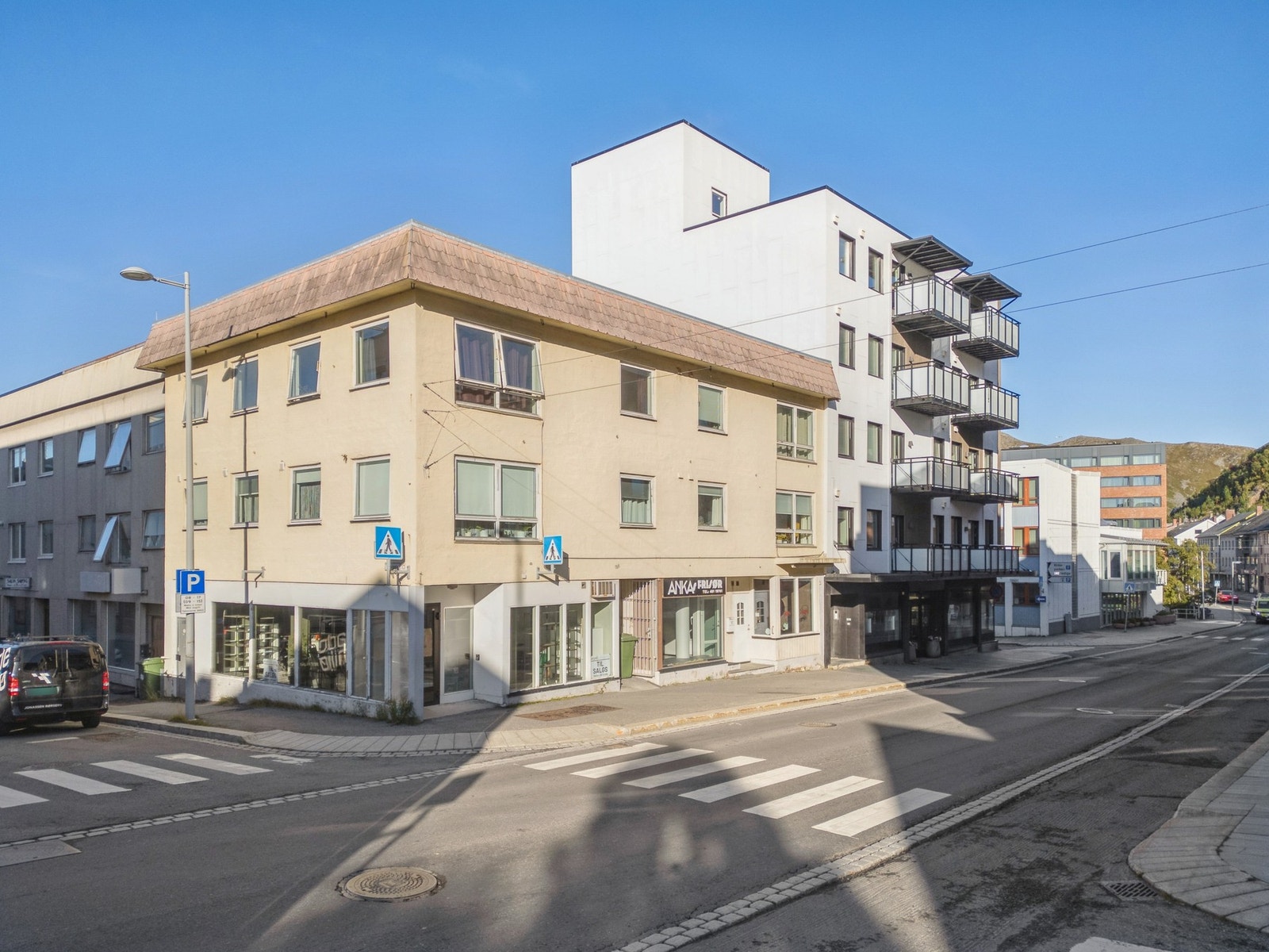 Med sin beliggenhet har du umiddelbar nærhet til alt av fasiliteter som sentrum har å by på, bl.a. busstopp, kjøpesenter, dagligvare m.m. like ved eiendommen. Galleribilde