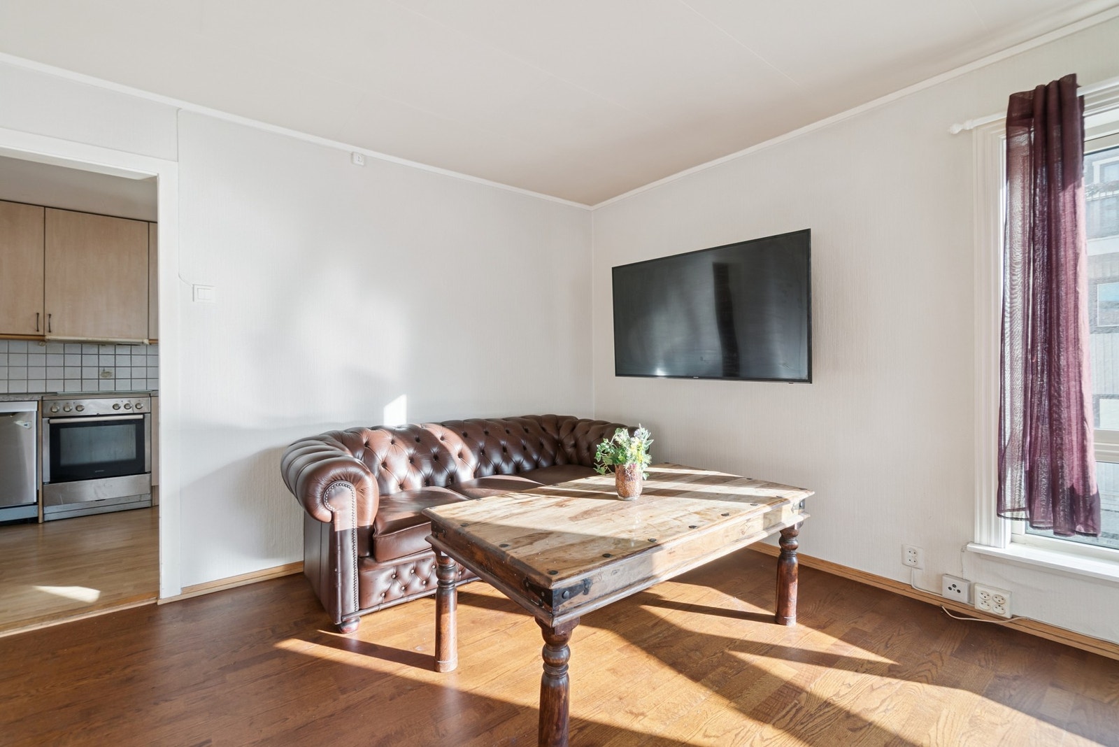 Fra stuen har du adkomst til kjøkkenet, som er delvis adskilt. Galleribilde