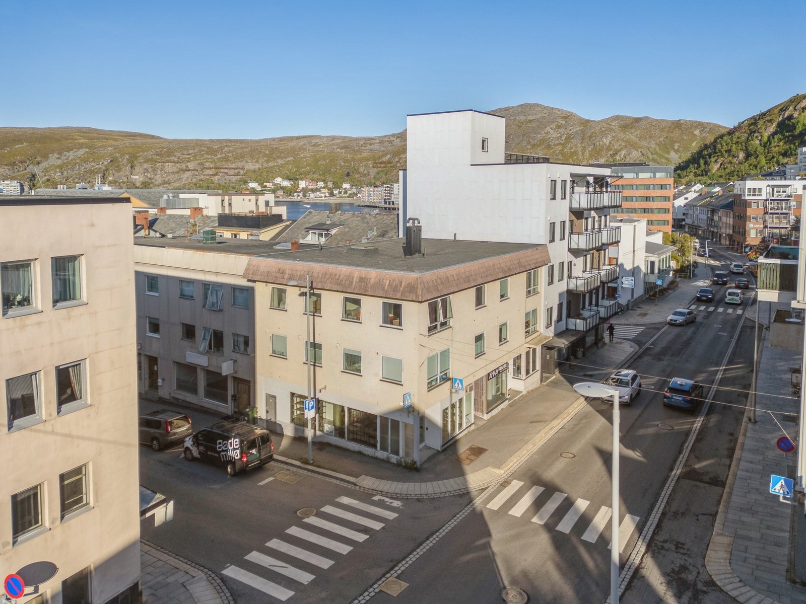 Her får du en leilighet i øverste etasje på hjørnet av blokka, med en god beliggenhet i bykjernen. Galleribilde