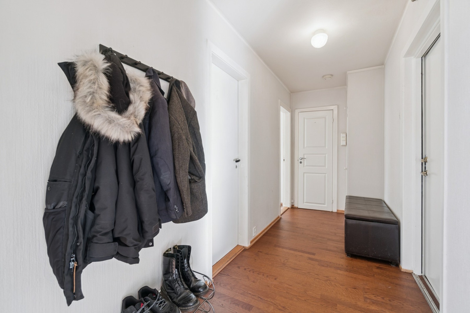 I entré/gangen får du fint plass til å innrede flere garderobeløsninger som skap, kommode o.l. Galleribilde