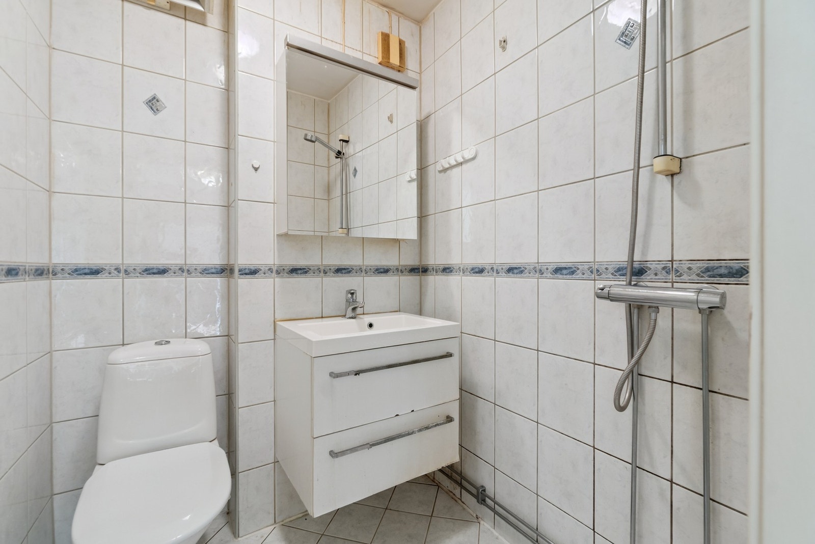 Badet har frittstående dusjsone, toalett og servantskap. Galleribilde