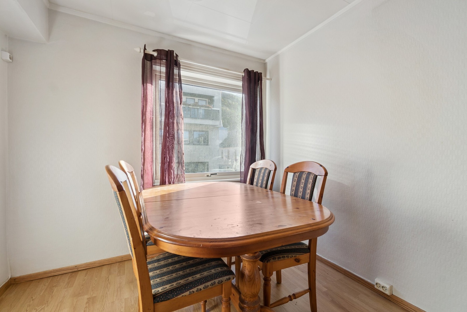 I den ene delen av kjøkkenet er det god plass til å innrede en spisegruppe. Galleribilde