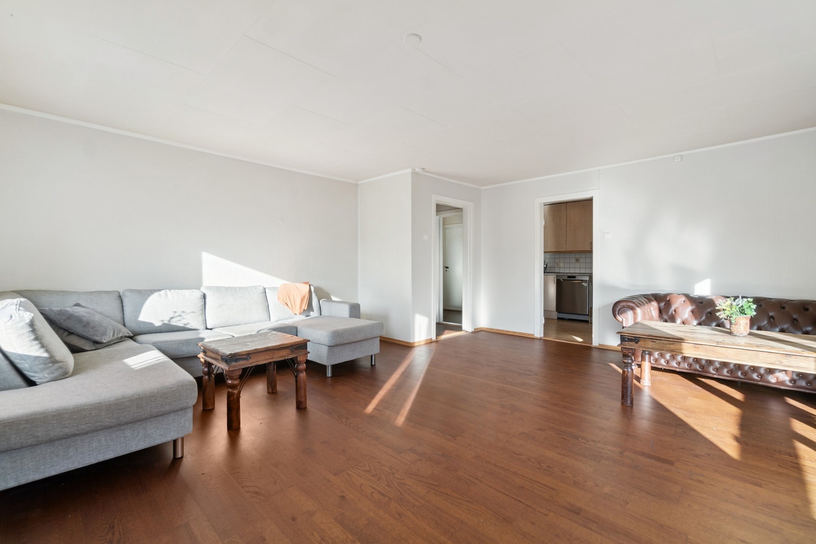 I stuen er det godt med plass for å innrede flere sittegrupper, i tillegg til en spisegruppe om ønskelig Galleribilde