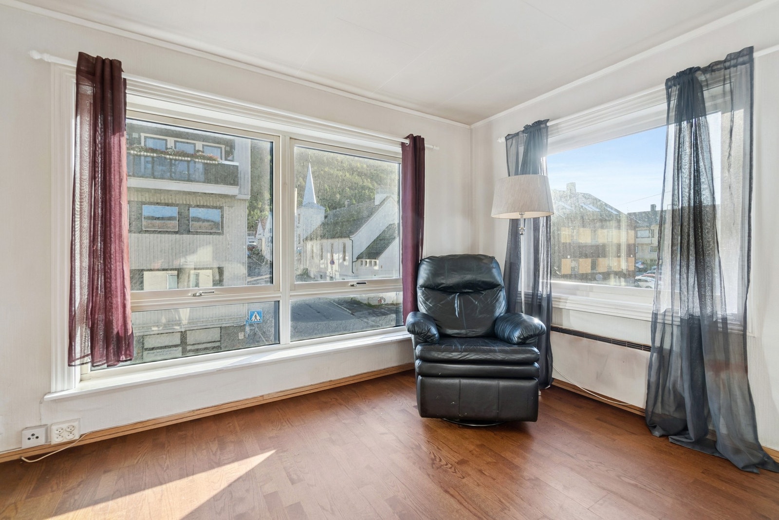 Stuen har hjørneutsikt fra øverste etasje i blokka, med store vindusflater som gir rikelig med naturlig lysinnslipp. Galleribilde