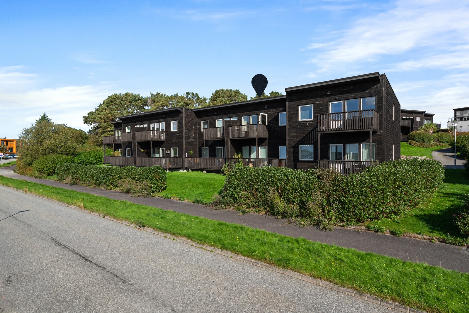 Rytterhøyden 48 har en attraktiv beliggenhet på Søra Bråde/Sunde. Fra eiendommen er det kort vei til vakre turmuligheter langs Hafrsfjord, hvor man kan nyte lange og varierte stier Galleribilde