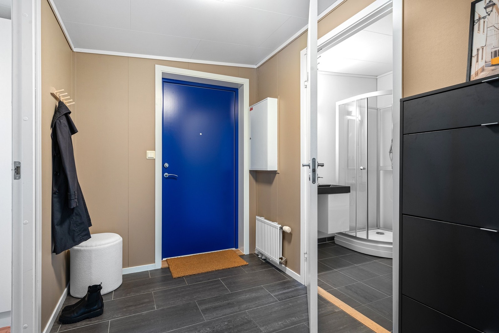 Lys og romslig gang. Videre tilkomst til badet. Galleribilde