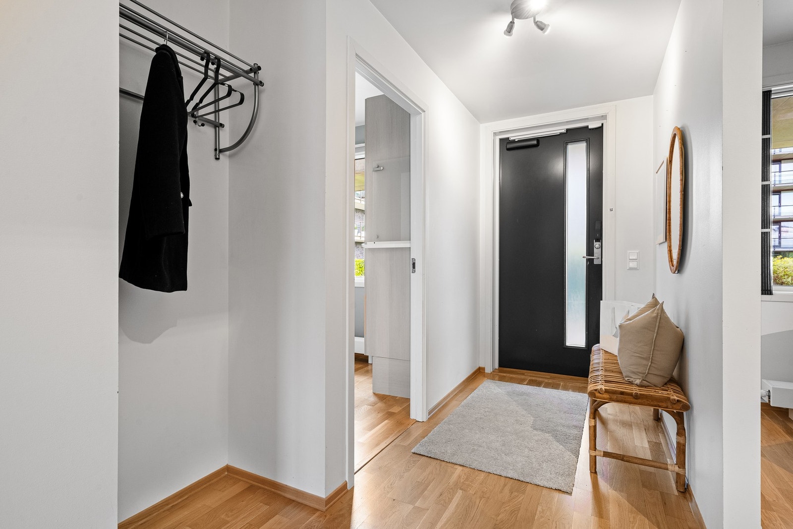 Lyst og åpent inngangsparti som gir en god førstehåndsopplevelse. Galleribilde