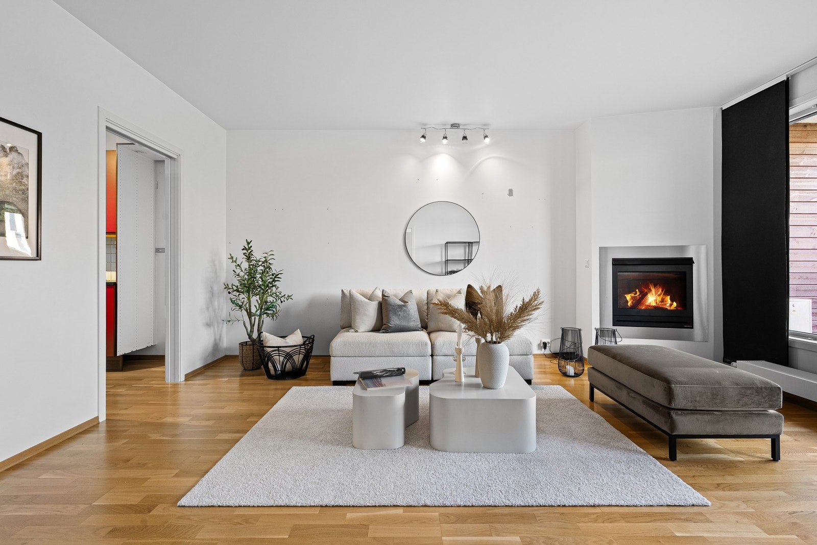 Dette er en lys, moderne og gjennomgående 3-roms leilighet med trappefri adkomst og moderne standard. Galleribilde