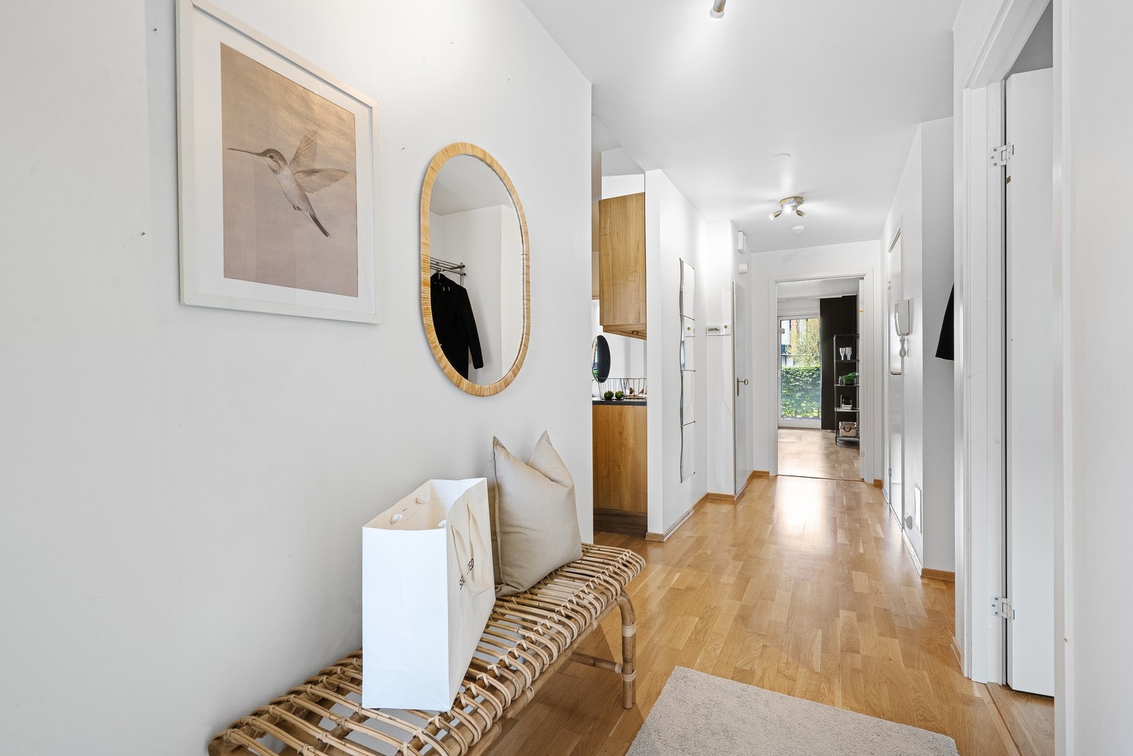 Romslig inngangsparti med plass til oppbevaring og enkel tilgang til resten av boligen. Galleribilde