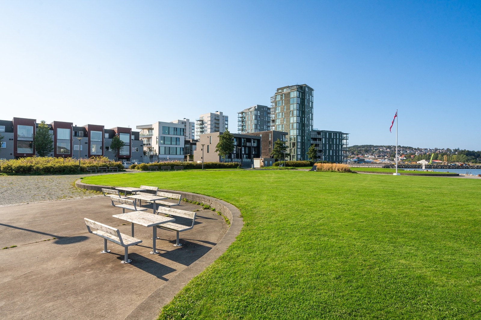 Dagligvarehandelen kan gjøres på blant annet Rema 1000 og Meny. Rett ved leiligheten ligger Stadionparken, med et rikholdig utvalg servicetilbud innen shopping, treningssenter, spisesteder og dagligvareforretninger. Galleribilde