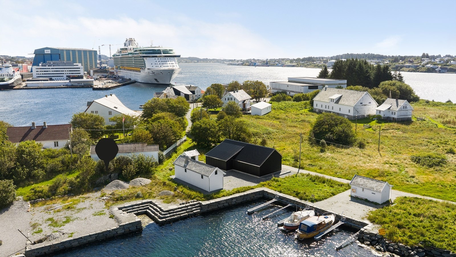 Søre Løvågen ligger lunt og flott plassert på østsiden av øyen og her ser man direkte over til Hasseløy Galleribilde