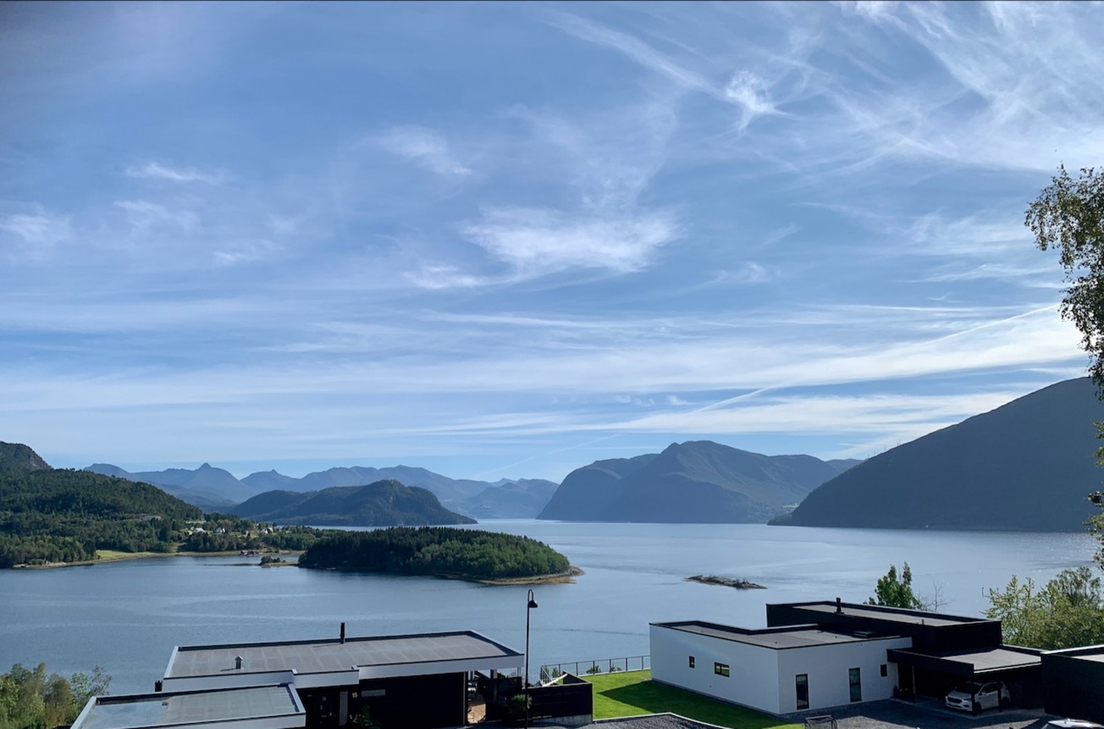 Tomten har flott beliggenhet med fin utsikt mot Storfjorden. Foto: JC Eiendomsfoto (John Colbensen) Galleribilde
