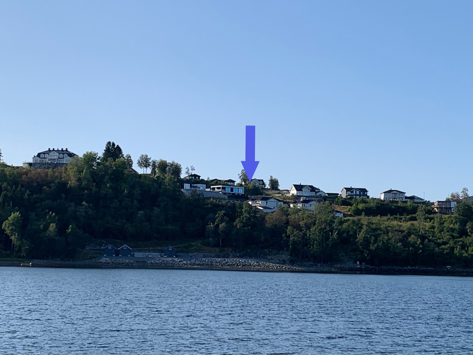 Tomten ligger fint til i en gate uten gjennomgangstrafikk. Galleribilde