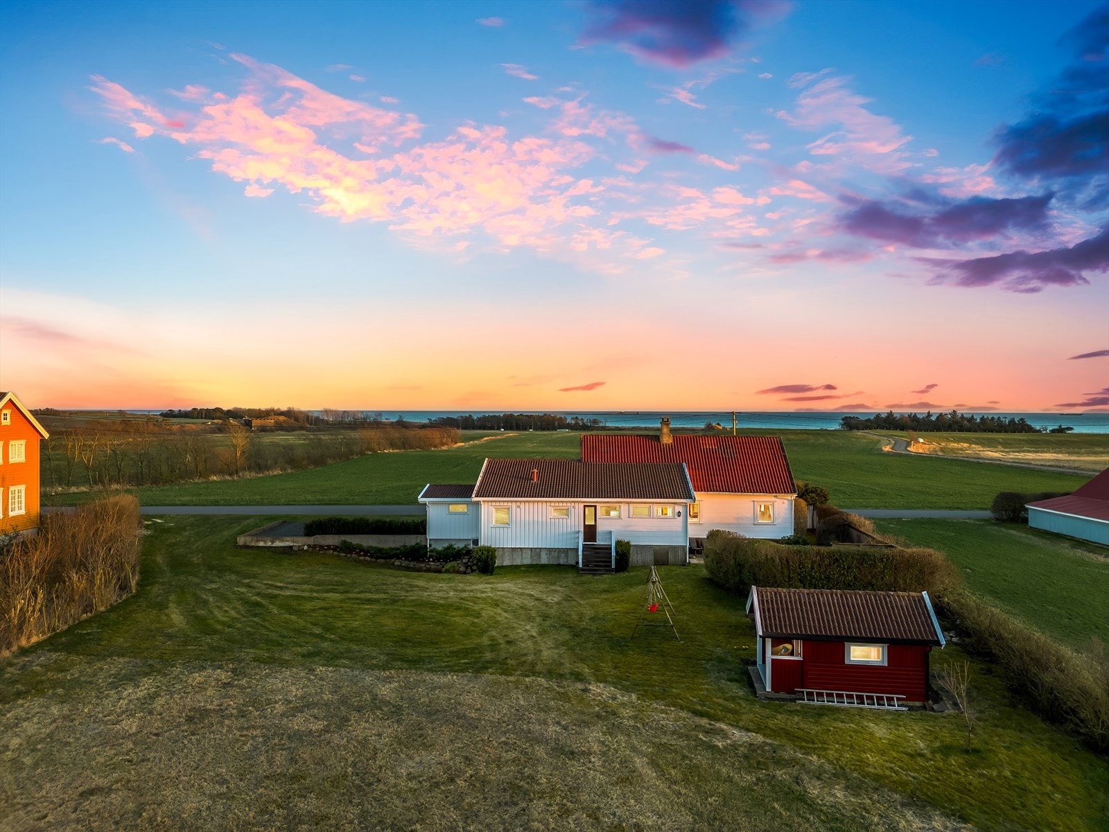 De mange flotte solnedgangene er et skue fra eiendommen. Galleribilde