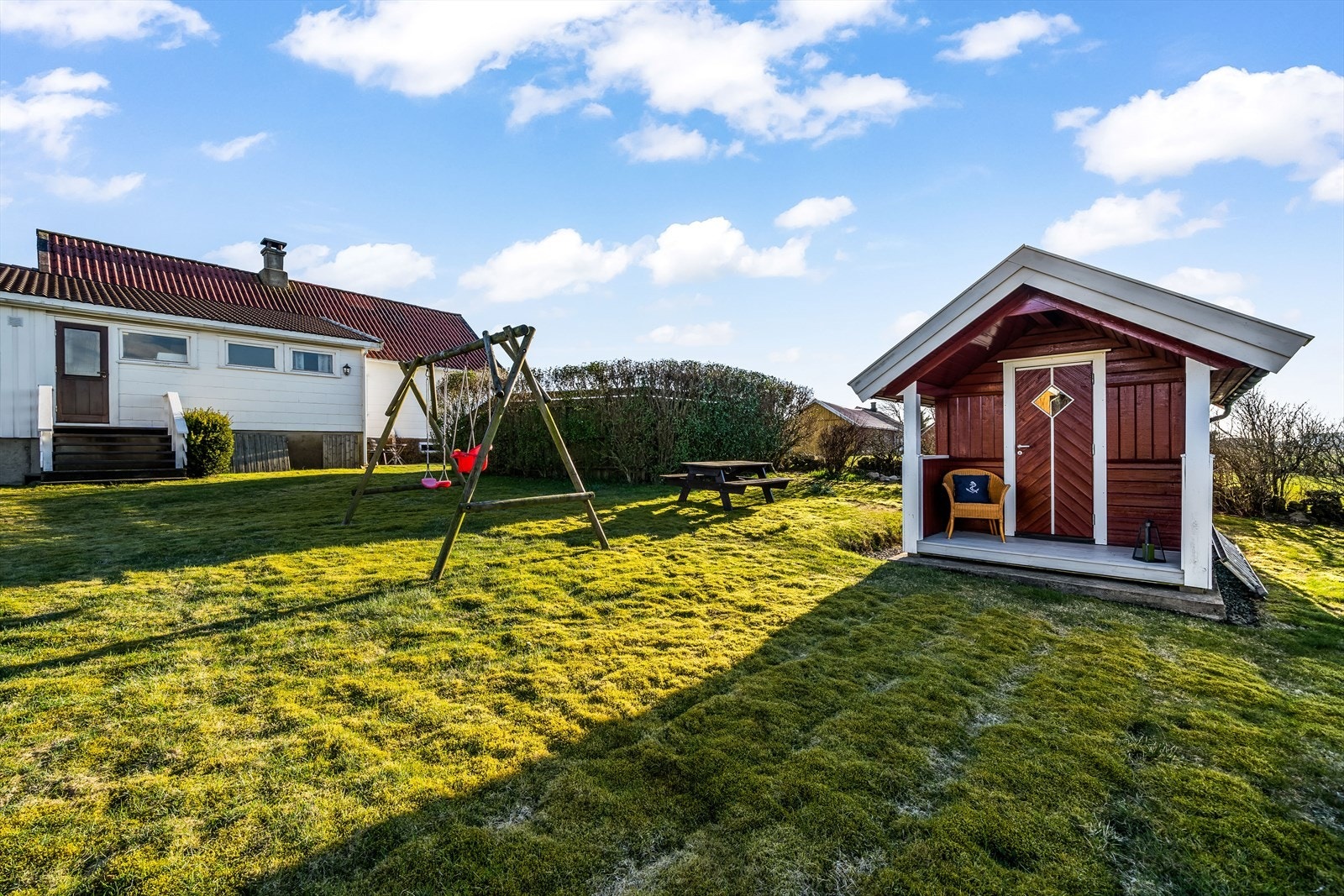 Solrik og trivelig bakhage med mye boltreplass for liten og stor. Galleribilde