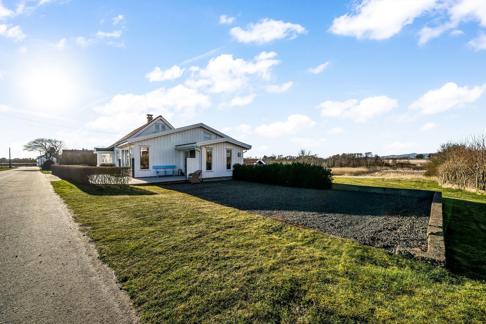 Gruslagt parkeringsplass ved de gamle løemurene. Galleribilde