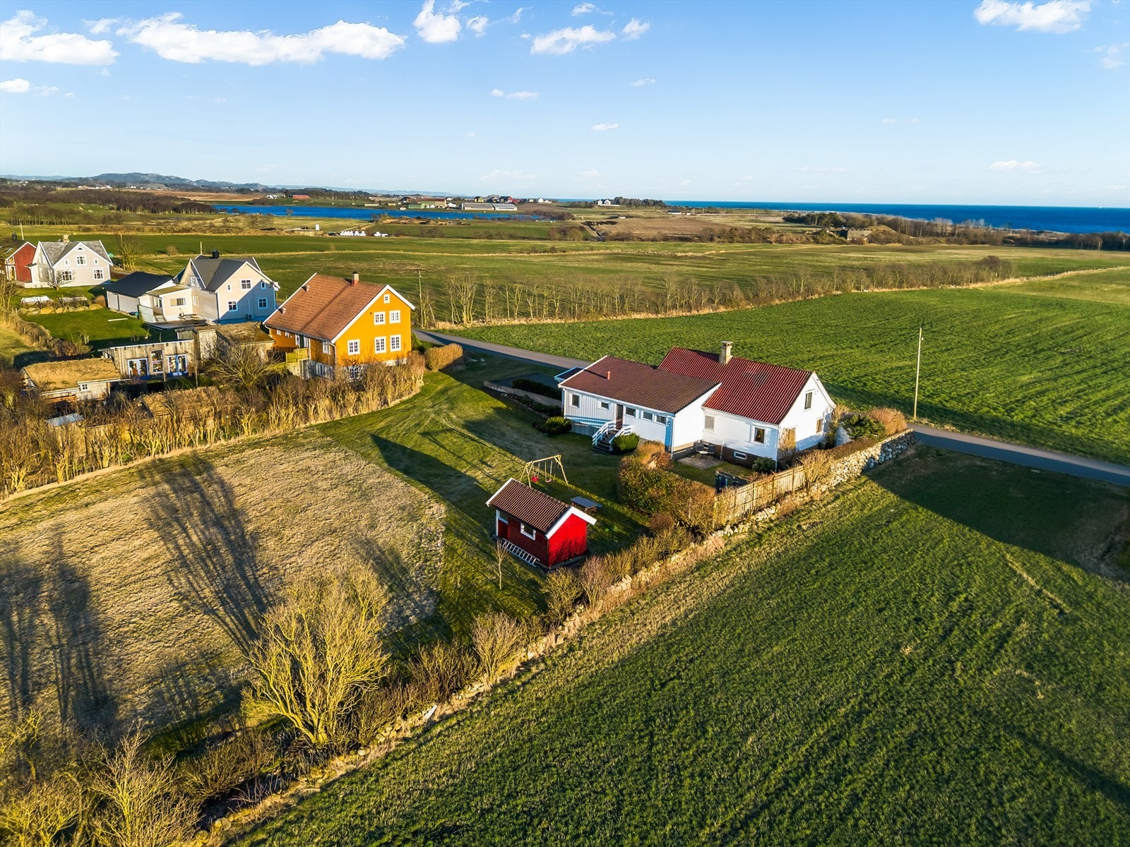 Eiendommen har en fin beliggenhet med utsikt mot havet. Den populære Nesheimstranda med bademuligheter ligger 500 meter unna eiendommen. Galleribilde