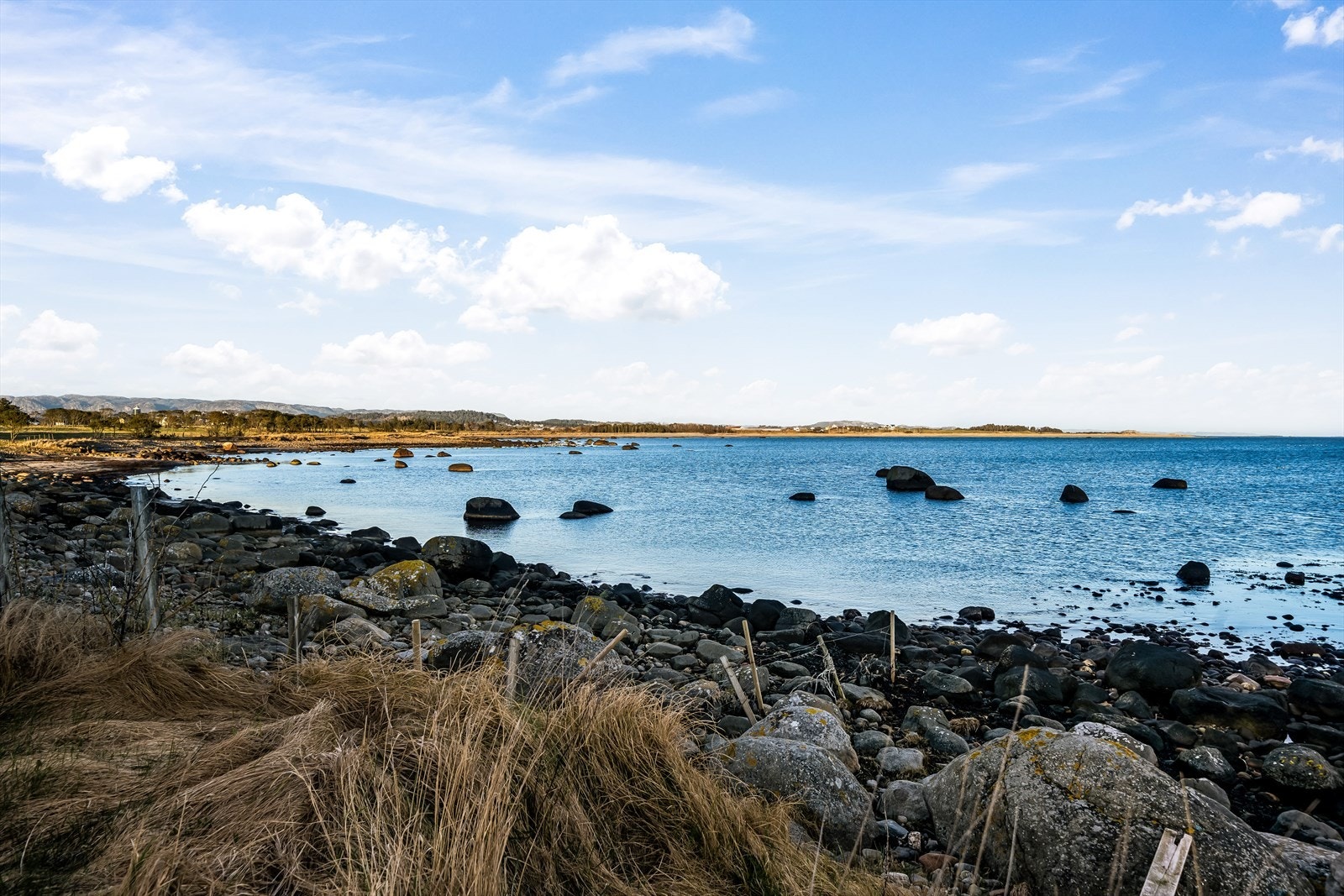 Kort vei ned til sjøen med sandstrand og rullesteiner. Galleribilde