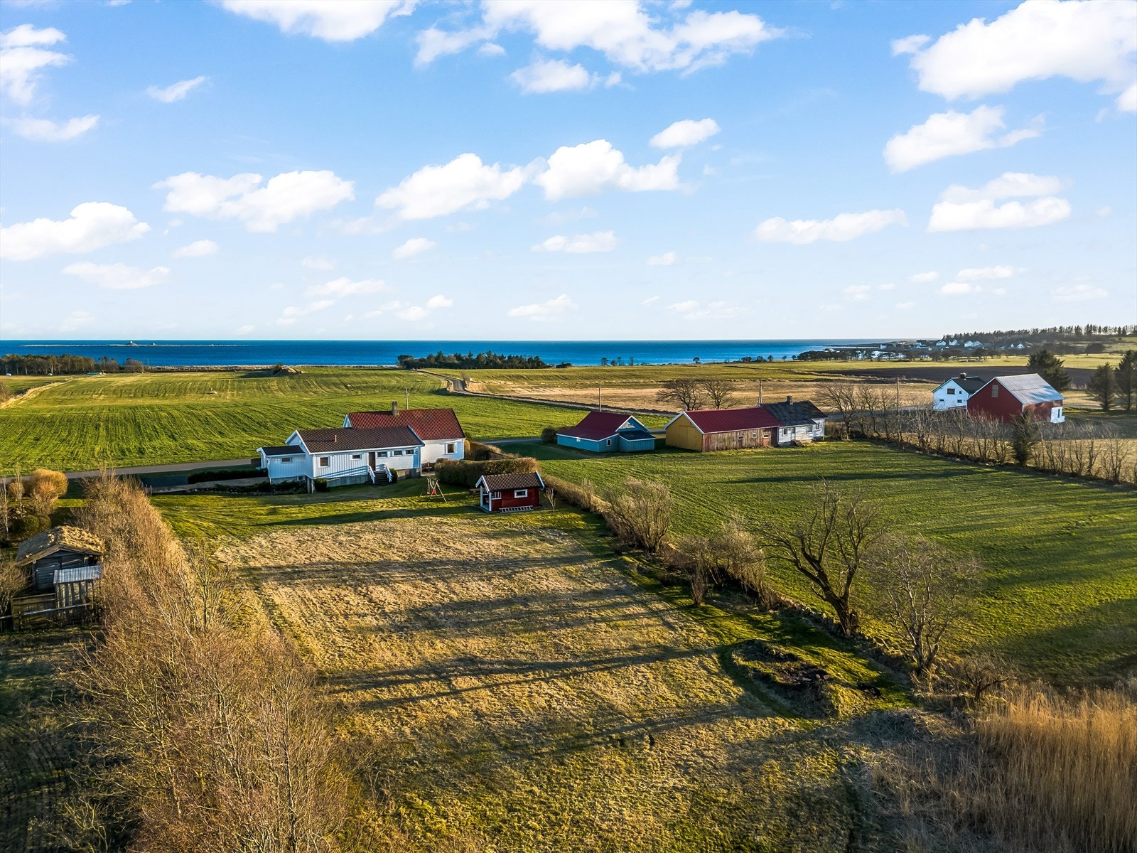 Den populære kyststien går langs stranden, ca. 500 meter fra eiendommen. Kyststien går fra Varnes Fort til Loshavn. Galleribilde