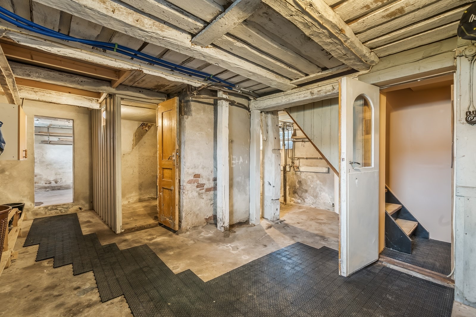 Kjellerom med mye lagringsplass. Galleribilde