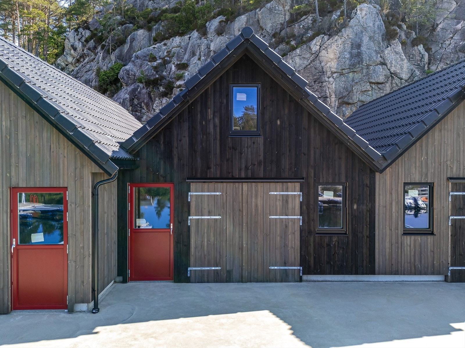 Midterste naust har ekstra vindu i naustrom Galleribilde