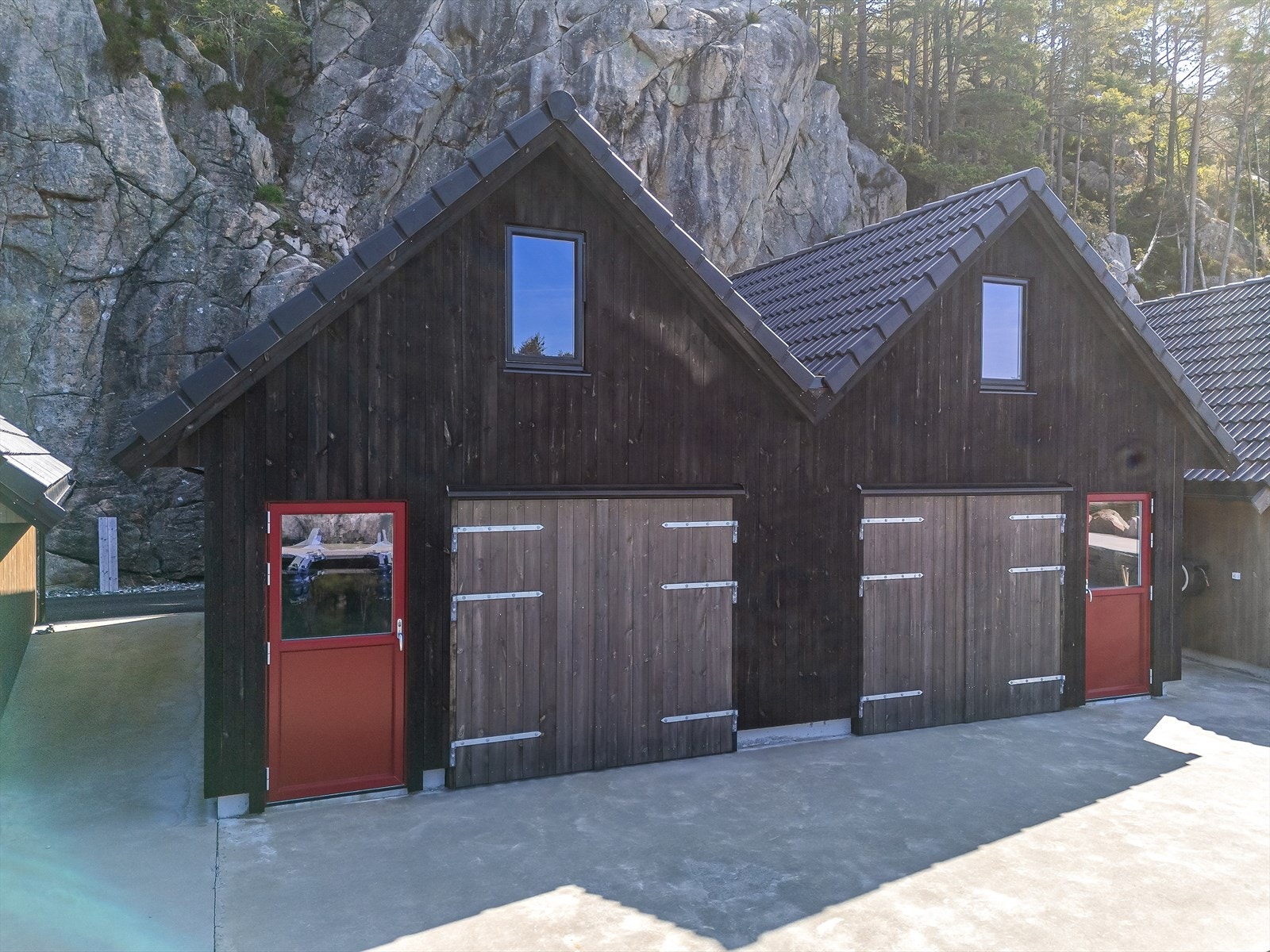 2 naust i rekke Galleribilde