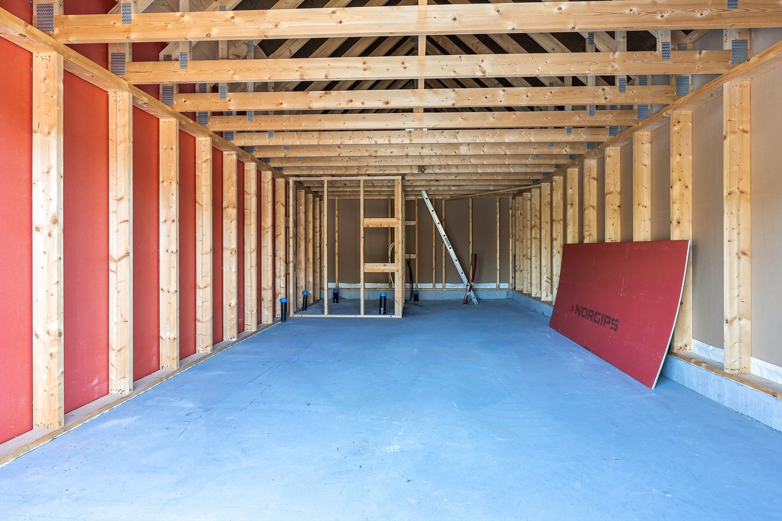 Naustet er tilrettelagt for bad, bakerst til venstre Galleribilde