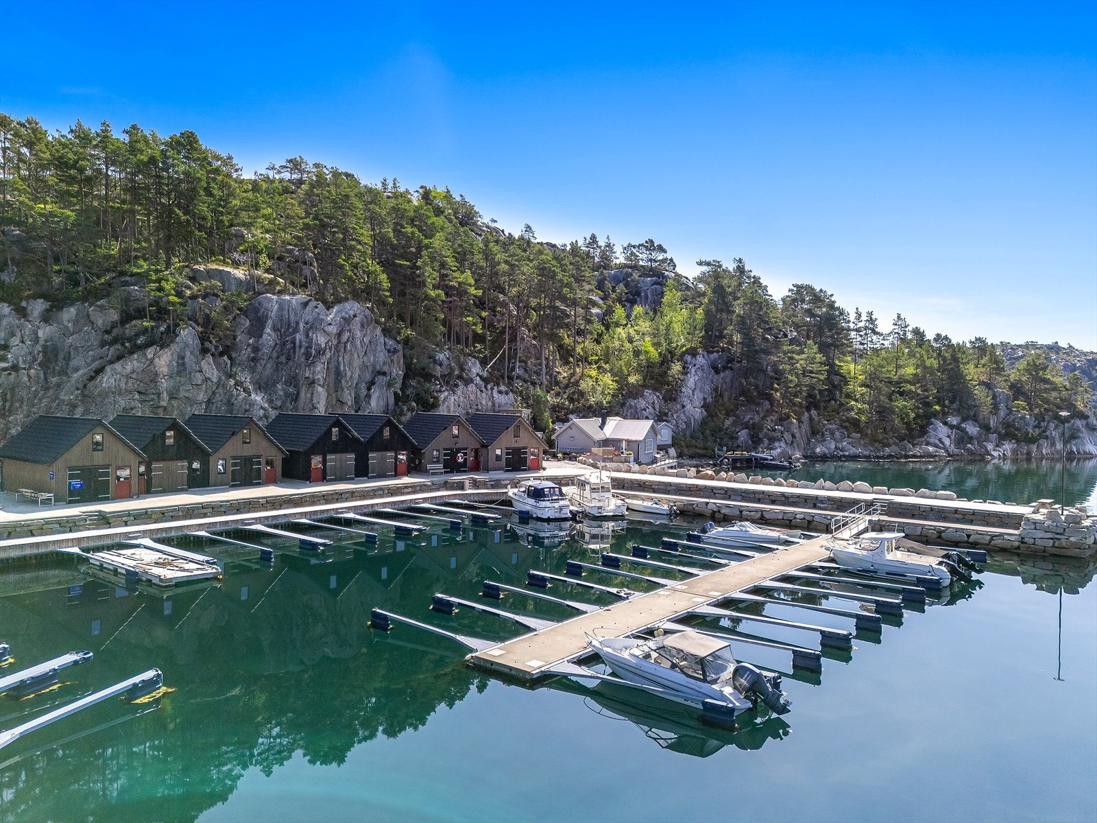 Båplassene ligger godt i le bak molo Galleribilde