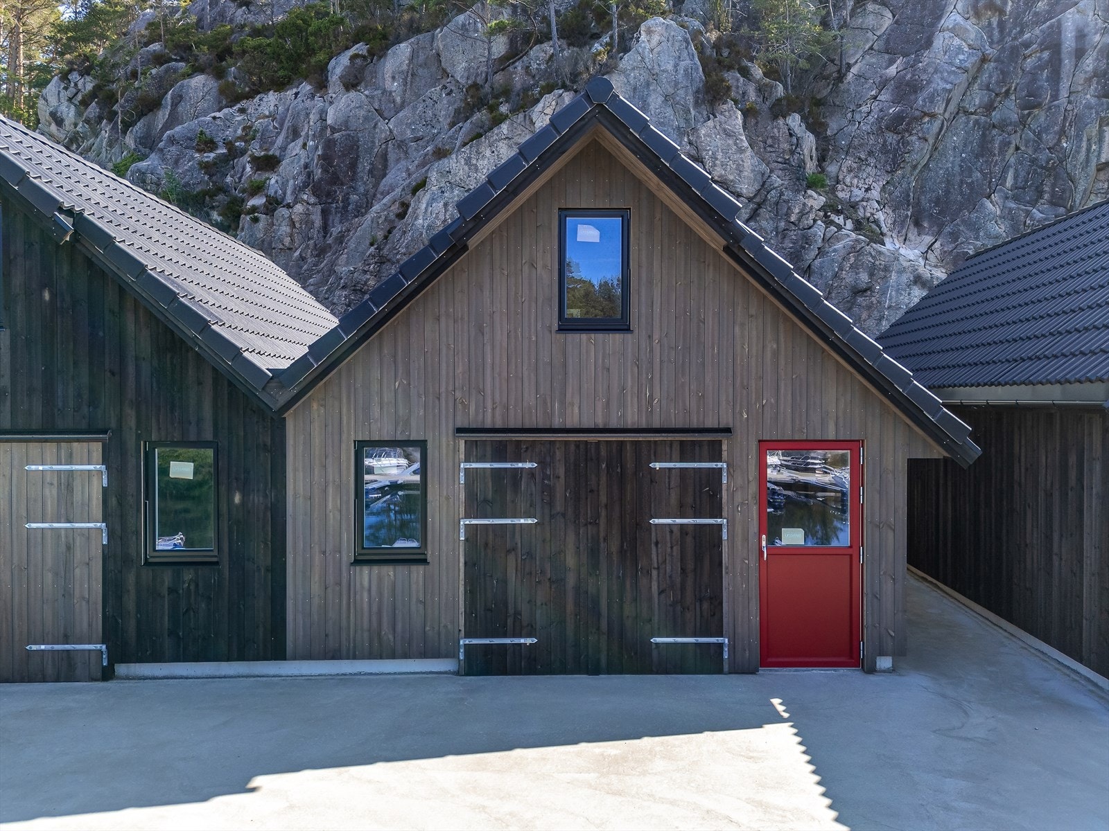 Endenaust nr 3 i rekken har ekstra vindu i naustrom Galleribilde