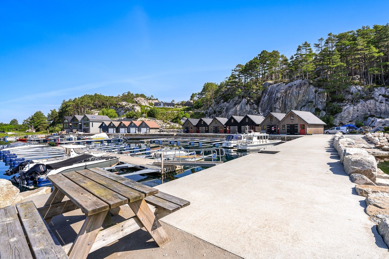 Utsikt fra moloen og inn til naustene Galleribilde