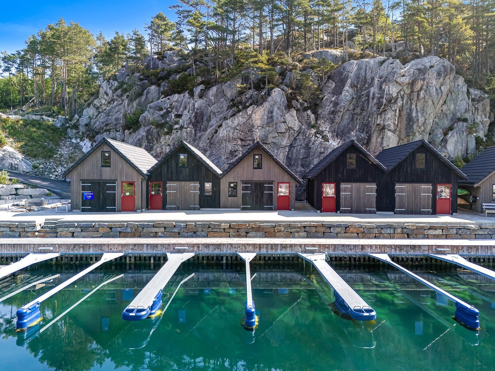 2 STK. SOLGT av 5 stk. sørvestvendte naust m/båtplass Galleribilde