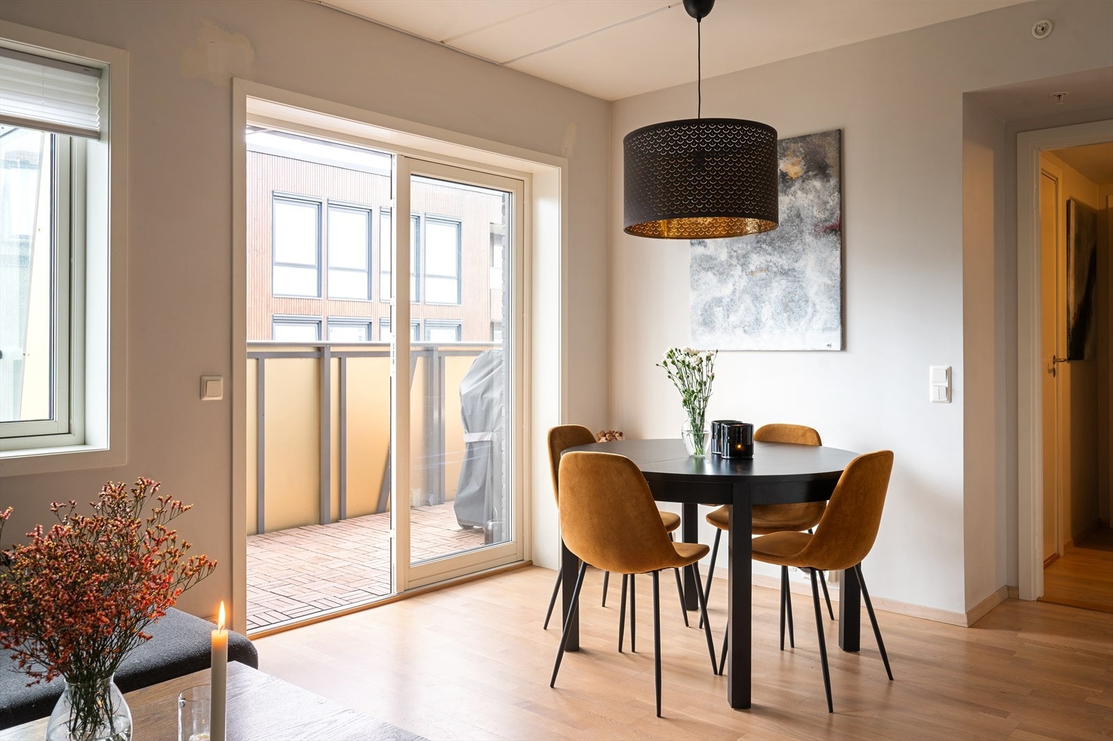 Store vindusflater sørger for rikelig med naturlig lys og bidrar til en luftig og åpen romfølelse Galleribilde