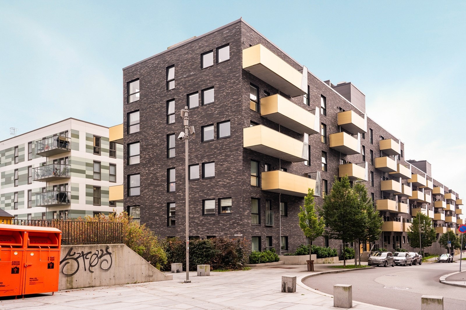 Fellesområdene er pent opparbeidet med gangstier, beplantning m.m. Galleribilde