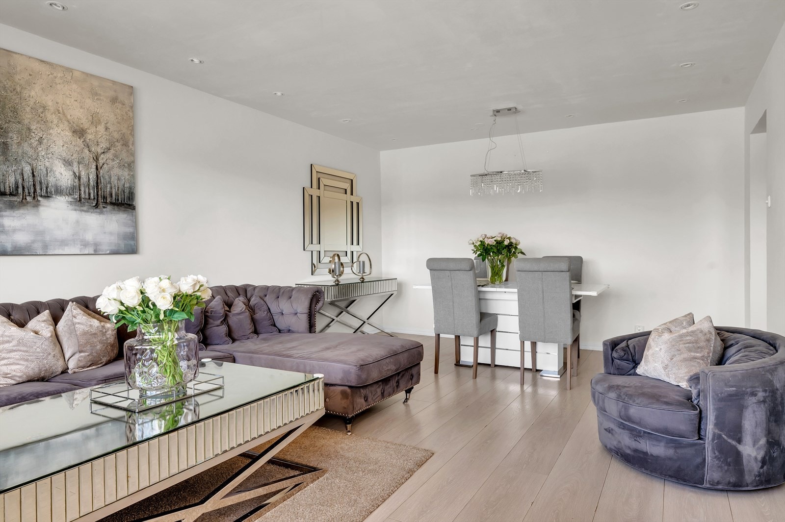 I stuen er det god plass til sofaseksjon, tv-møbel og spisegruppe. Galleribilde