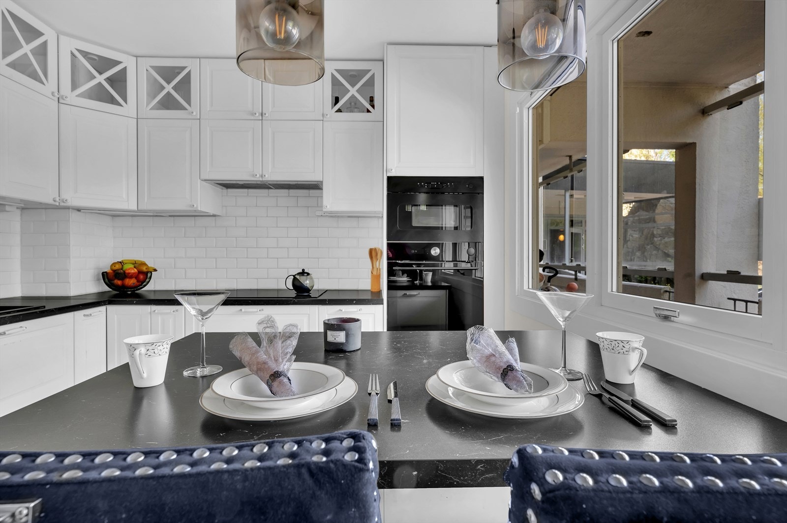 Den praktiske kjøkkenøya sikrer ekstra arbeidsflate, samt skaper en hyggelig spiseplass ved vinduene. Galleribilde