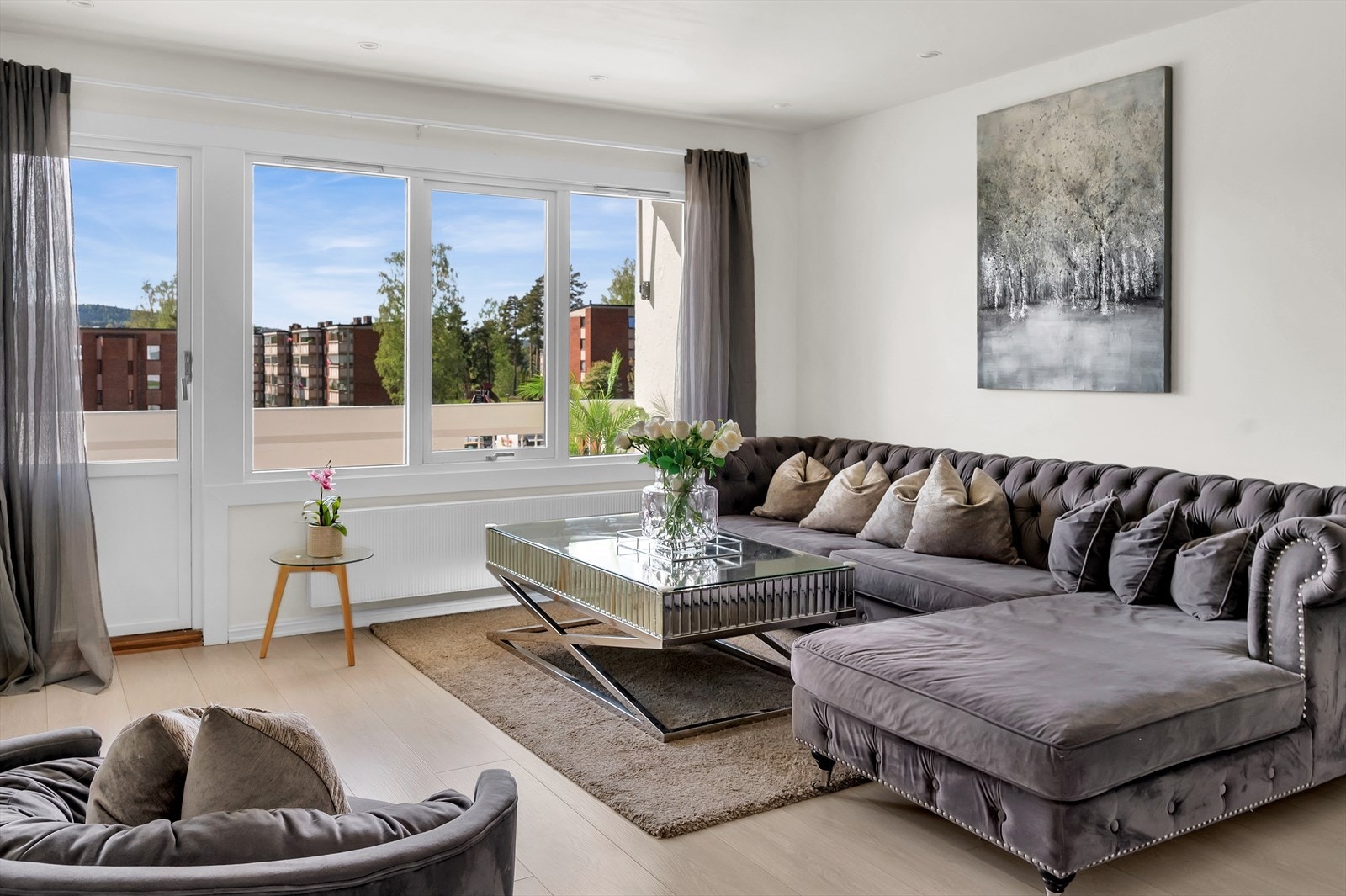 Velkommen til Skåreråsen 12 - en romslig og pen 3-roms andelsleilighet med svært sentral og barnevennlig beliggenhet! Galleribilde