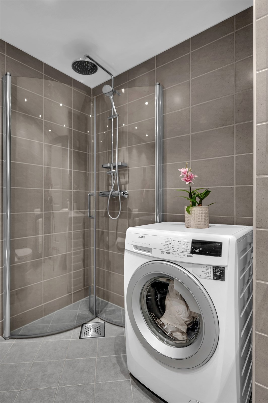 Under servanten er det montert et benkeskap med glatte fronter, og over servanten er det satt opp speil med belysning. Galleribilde