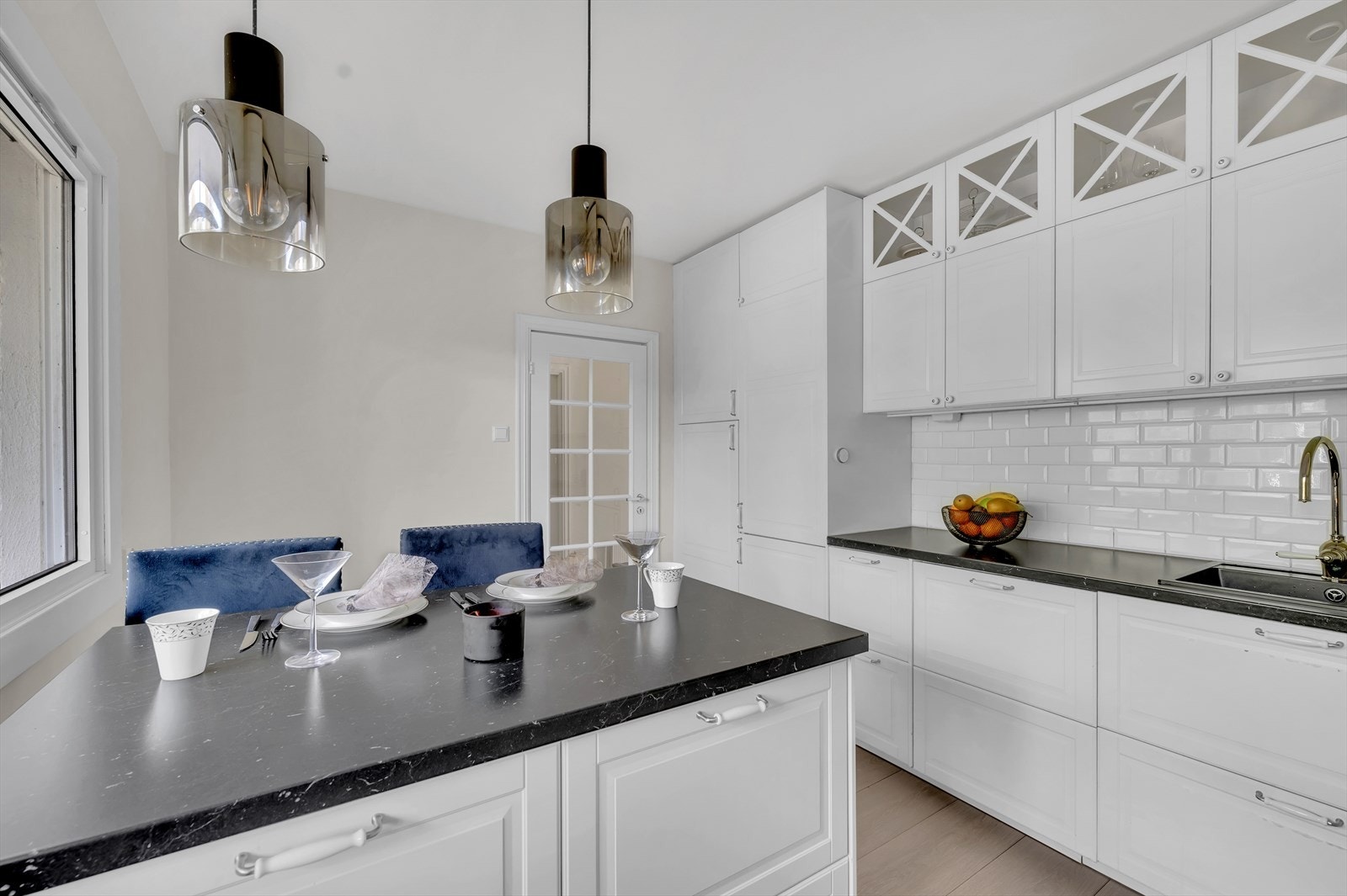 Over benkeplaten er det satt opp pene hvite veggfliser, og det er montert belysning under overskapene. Galleribilde