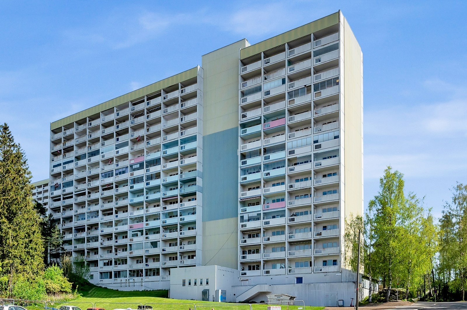 Fasade. Uteområdet er opparbeidet med plen, prydbusker og noen områder med naturtomt som har større trær og naturlig vegetasjon. Det er også etablert lekeområder på tomten. Galleribilde
