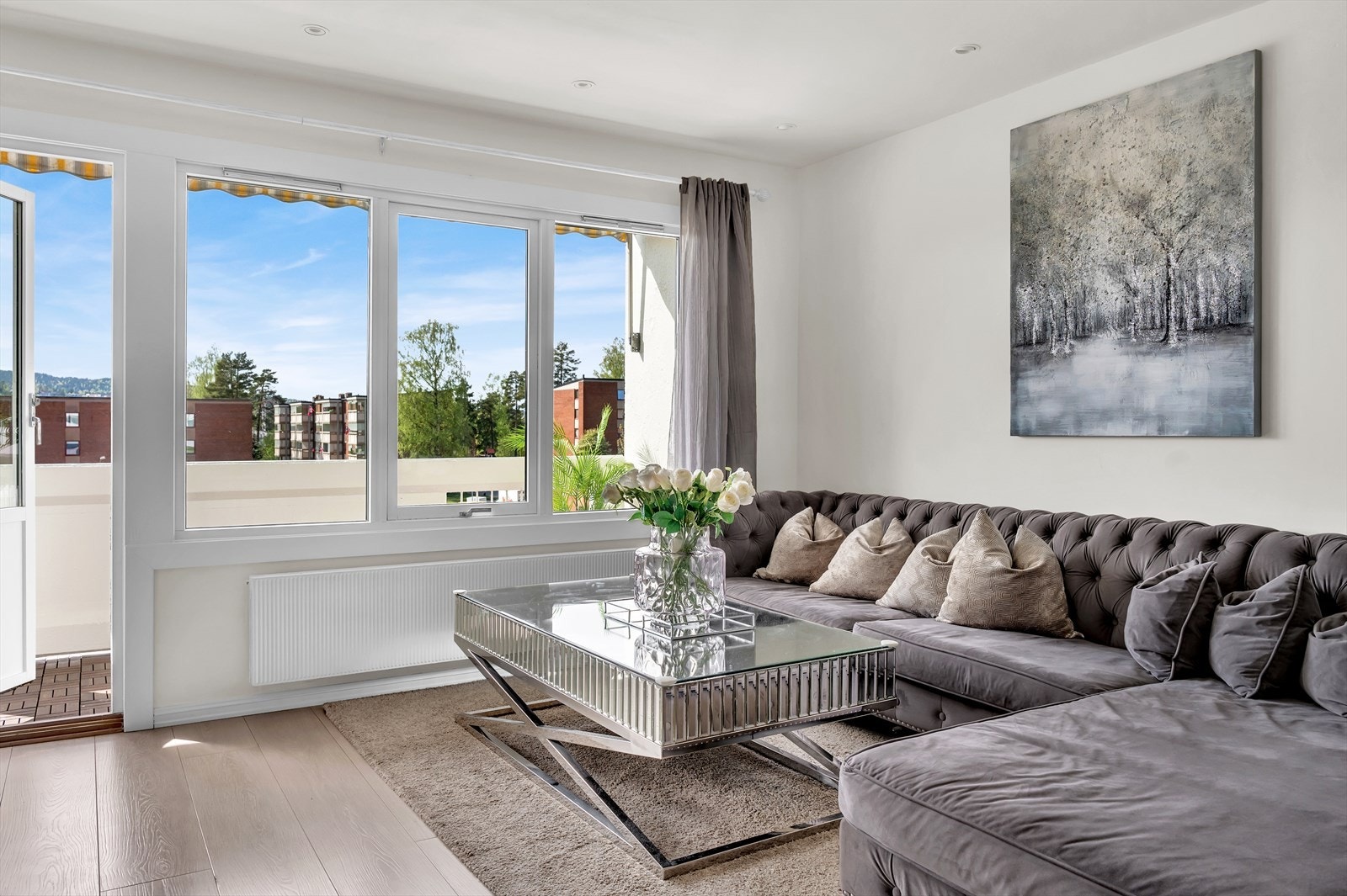 Rommet har store vindusflater som slipper inn rikelig med naturlig lys. Galleribilde