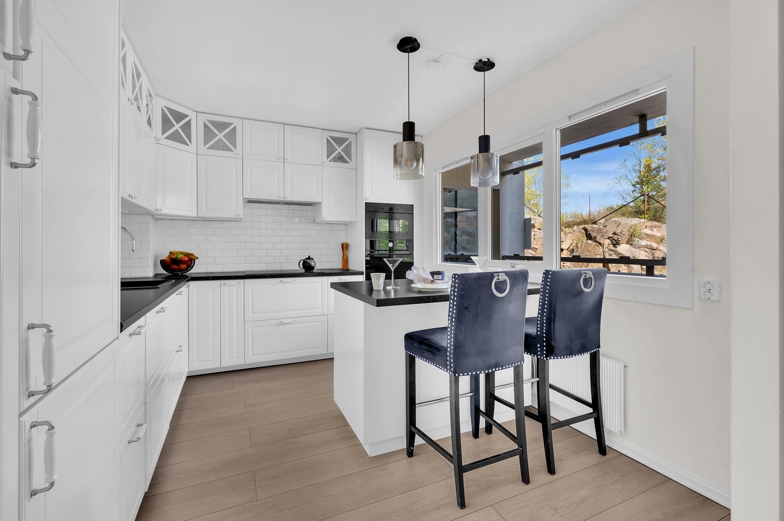 Kjøkkenet er godt utnyttet, og byr på rikelig med benk-/skapplass. Innredningen er fra IKEA, montert i 2019, og har skap med profilerte fronter. Galleribilde