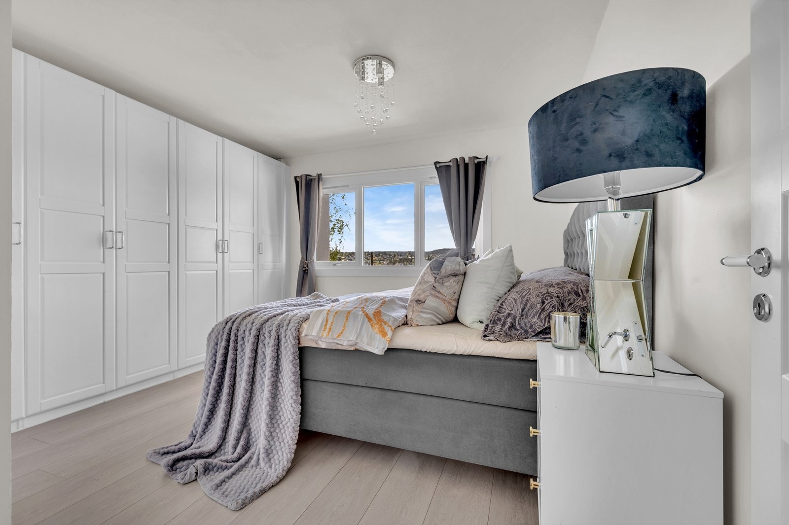 Boligen har to soverom. Hovedsoverommet har plass til dobbeltseng med tilhørende nattbord. Videre er det plass til klesoppbevaring i stor garderobeløsning. Galleribilde