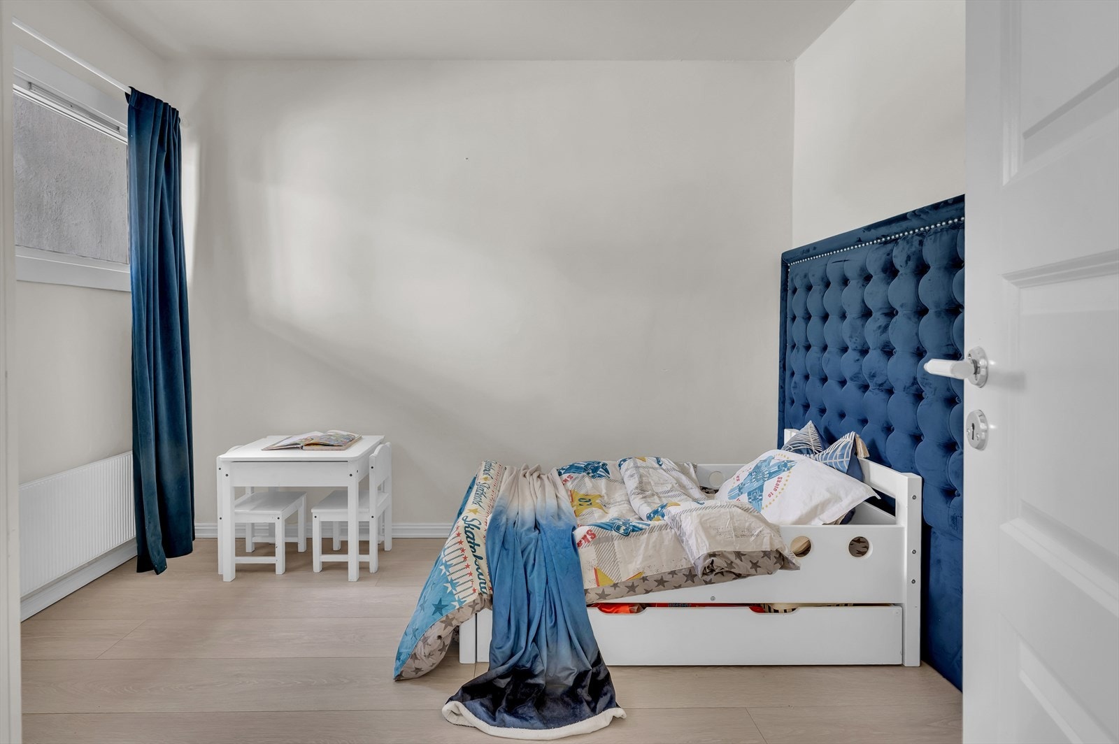 Soverom nr. 2 fungerer ypperlig som barnerom, gjesterom eller kontor - her er mulighetene mange. Rommet har plass til seng, nattbord, garderobeløsning og evt. skrivebord. Galleribilde