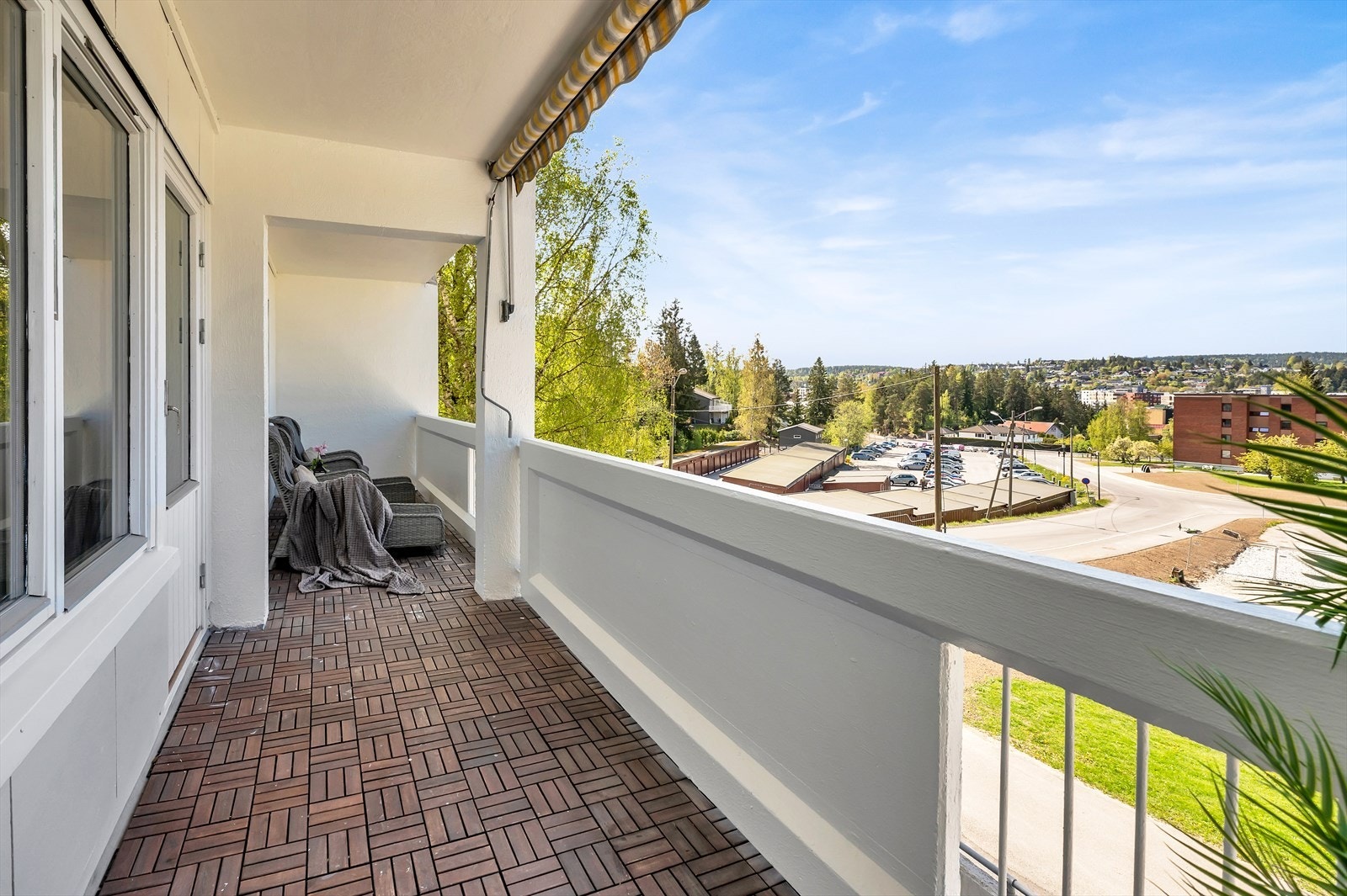 Dette er en lys og gjennomgående leilighet med god planløsning bestående av entré, stue, kjøkken, baderom og to soverom. Galleribilde