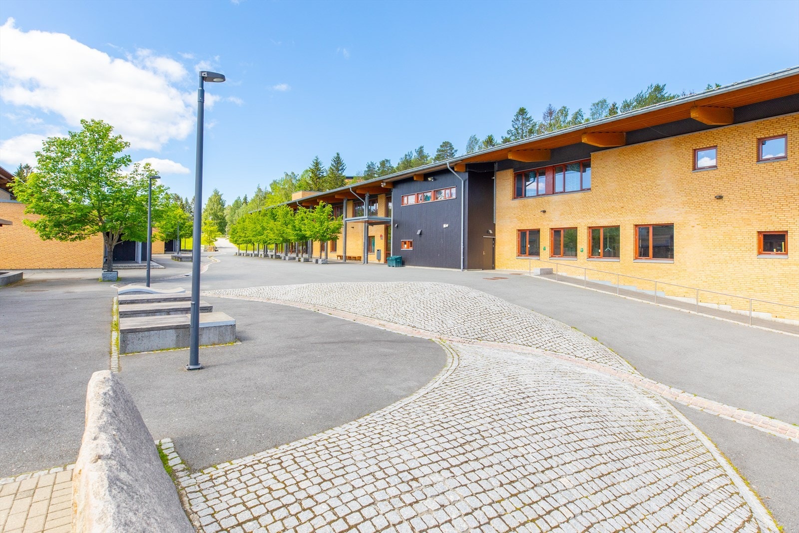 Løkenåsen Skole er en av flere skoler i nabolaget. Galleribilde