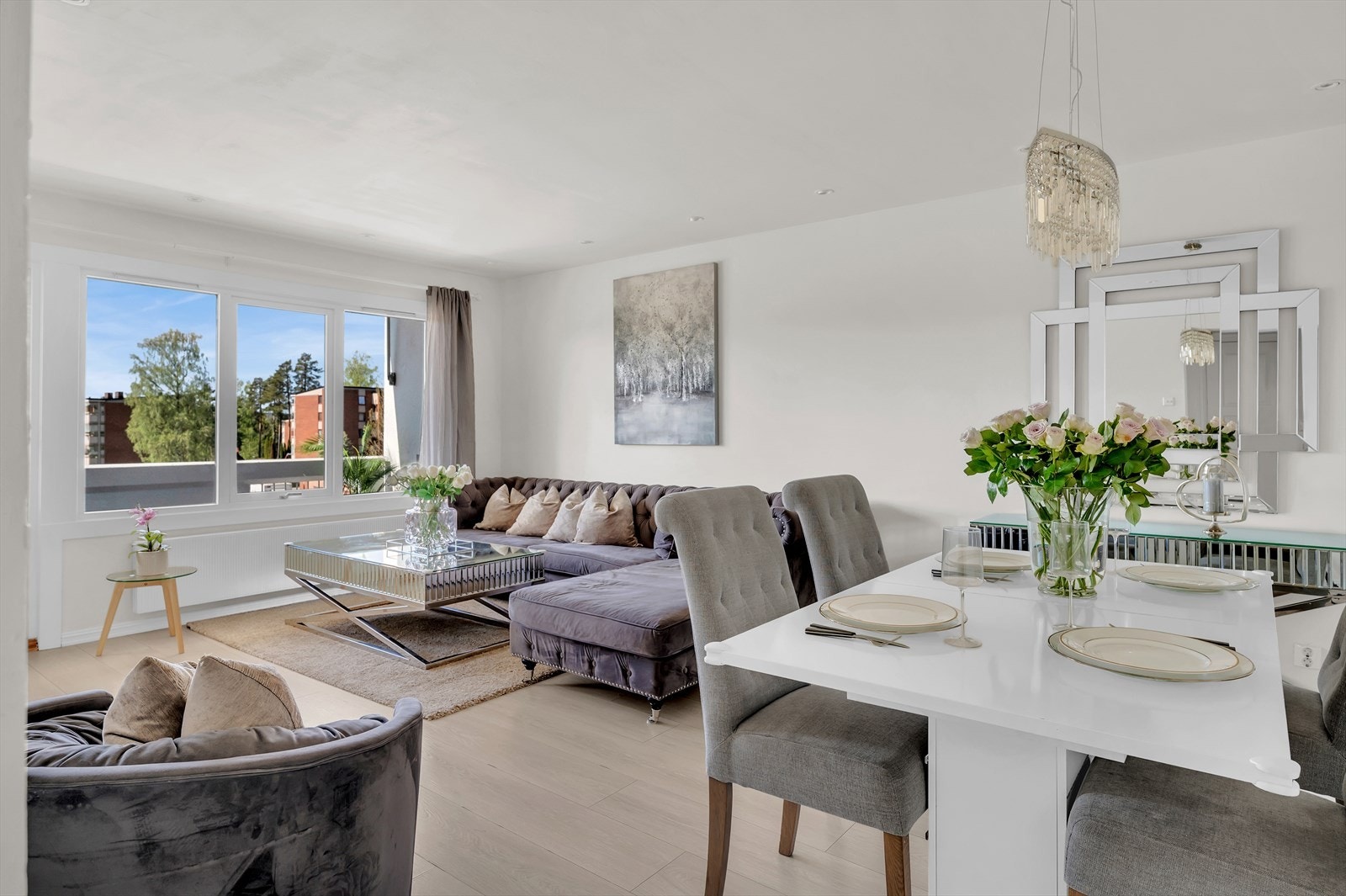 Stuen er av fin størrelse, med lysmalte vegg- og takflater og laminat på gulvet. Galleribilde