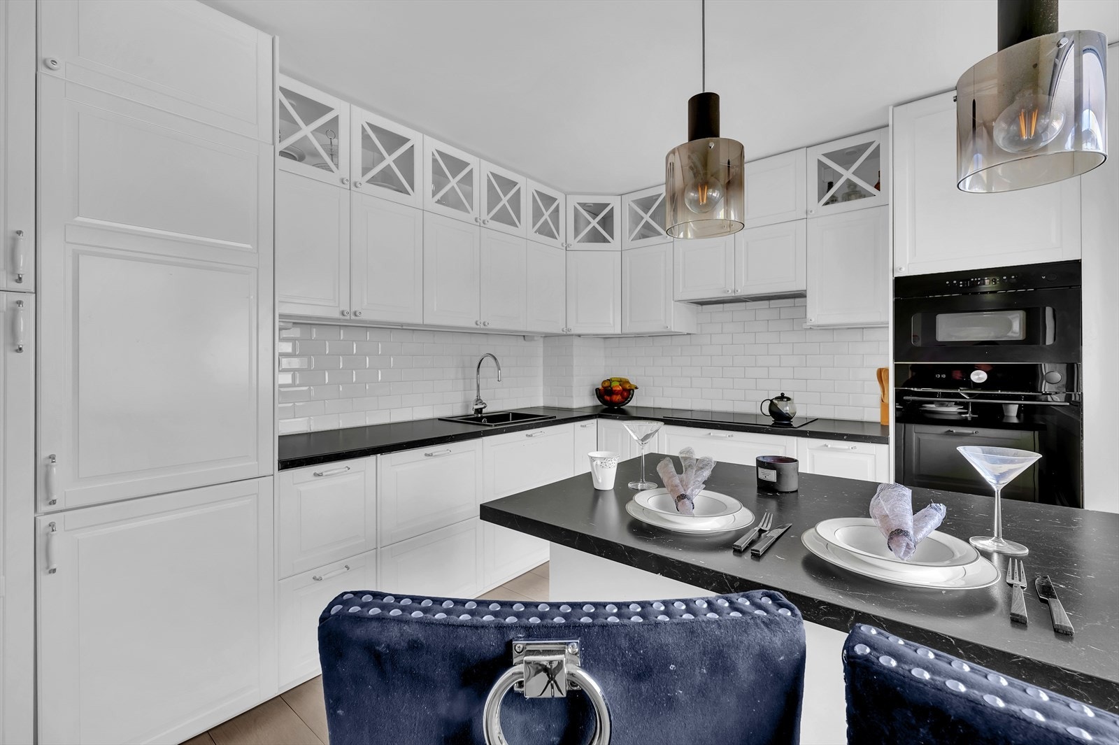 Videre er det laminat benkeplate med nedfelt kum i rustfritt stål. Det er stekeovn, platetopp, kjøl/frys og oppvaskmaskin integrert i innredningen. Galleribilde