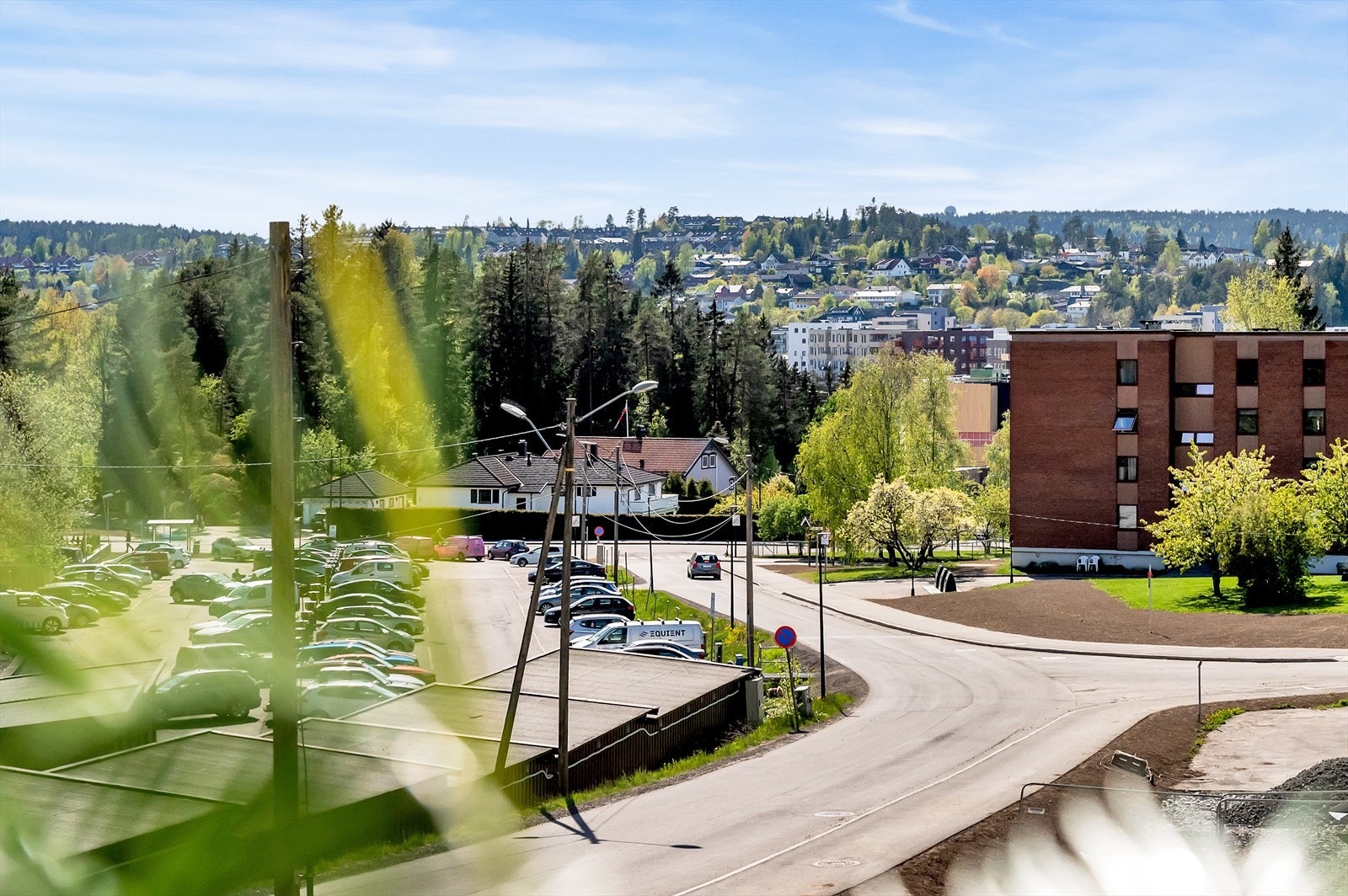 Balkongen er overbygget, og har montert solskjerming. Det er fint utsyn mot nærområdet. Galleribilde
