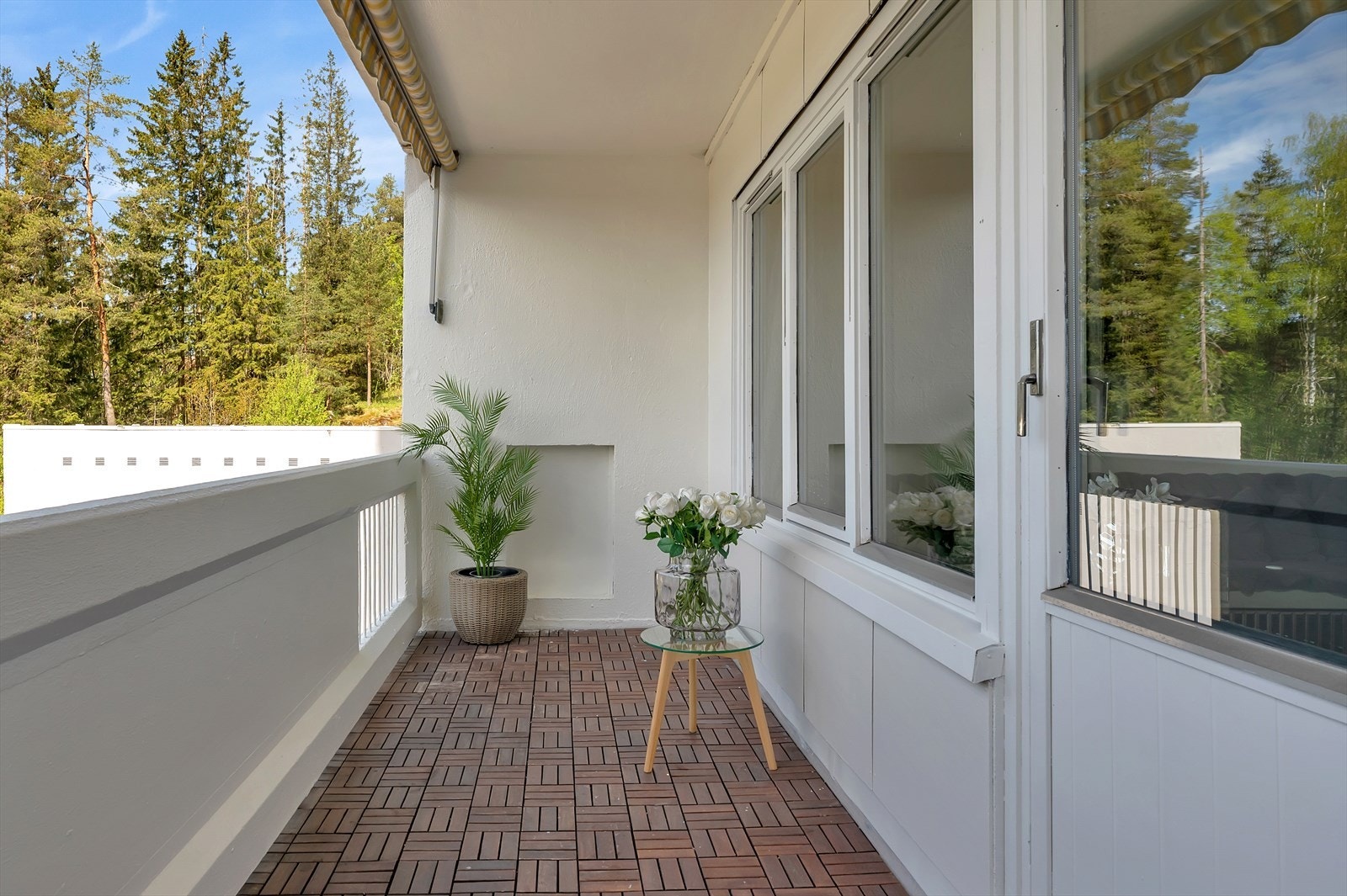 Her ute er det god plass til utemøbler, samt gass-/elektrisk grill. Galleribilde