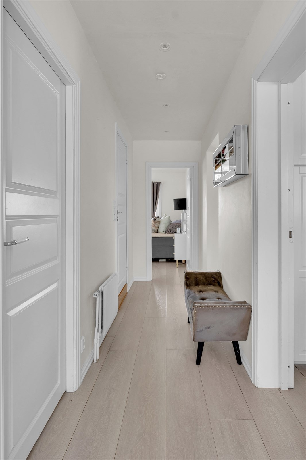Leiligheten har en romslig og lys entré, med plass til å henge fra seg yttertøy. Galleribilde